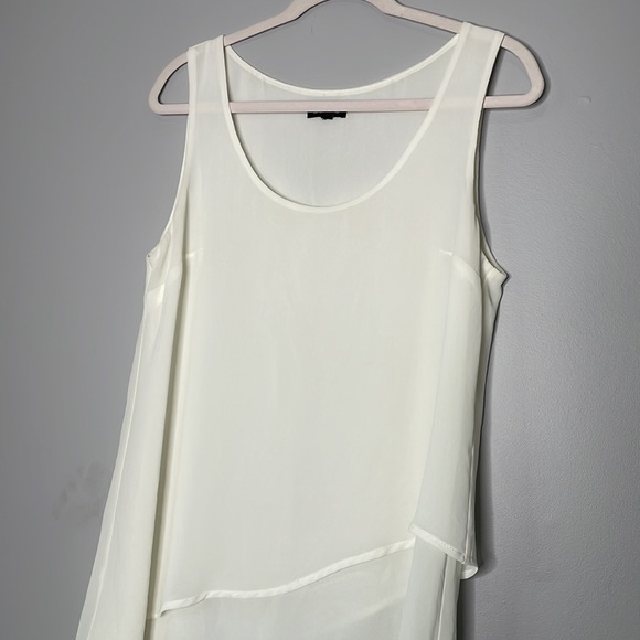 Le Chateau Sleeveless Blouse - Picture 2 of 5